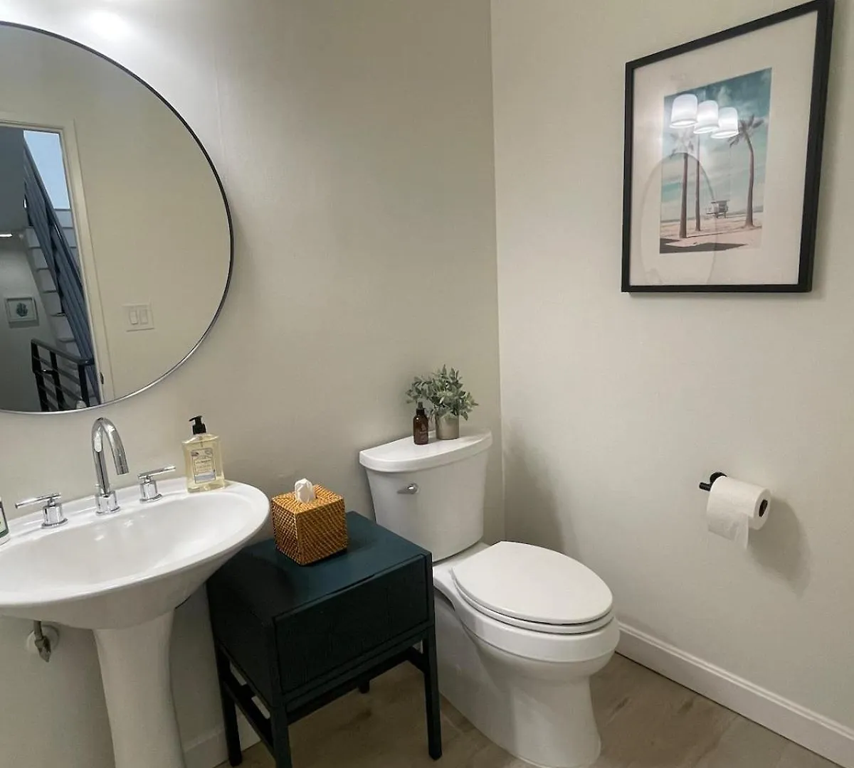 Luxe 2-Br With King Suite, Rooftop, Steps From Beach Los Angeles